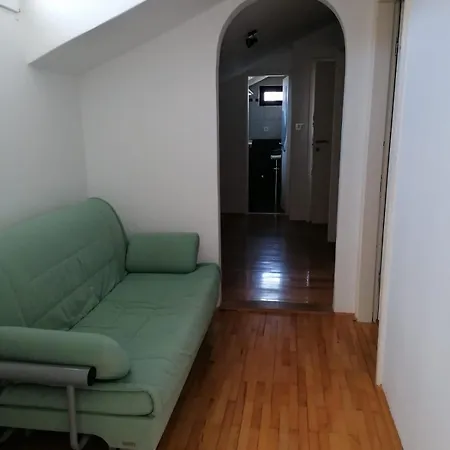 Julia * 特罗吉尔