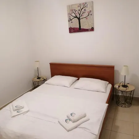 Julia * 特罗吉尔