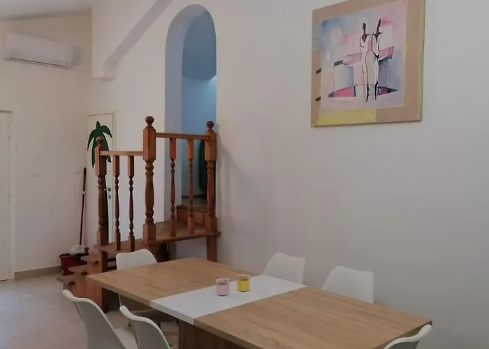 Julia Apartman *