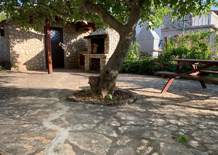 Julia * Трогір